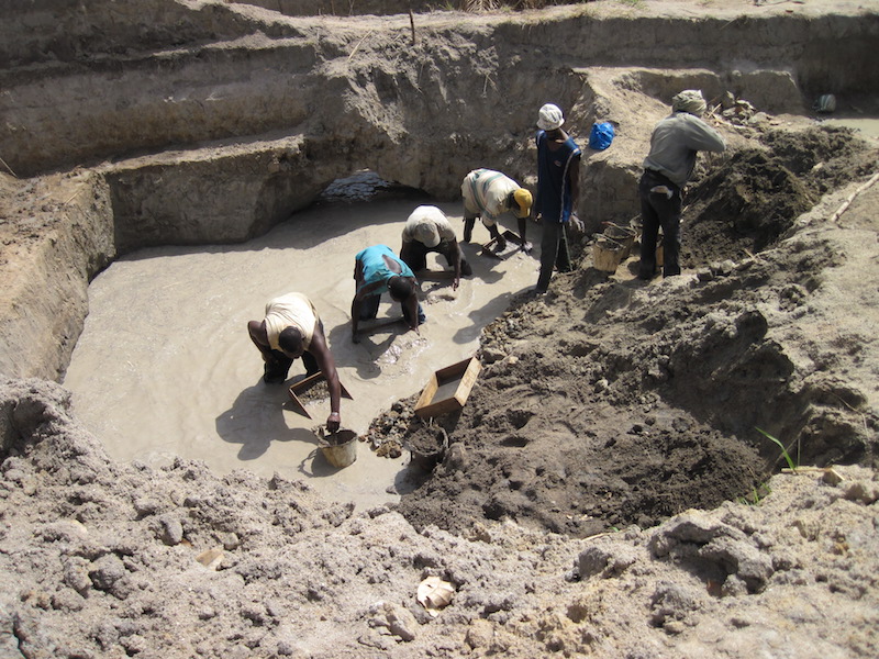 コートジボワール、セゲラ県における零細ダイヤモンド採掘の様子（Photography：Chie Murakami, 2015, Seguela, Cote d’Ivoire）