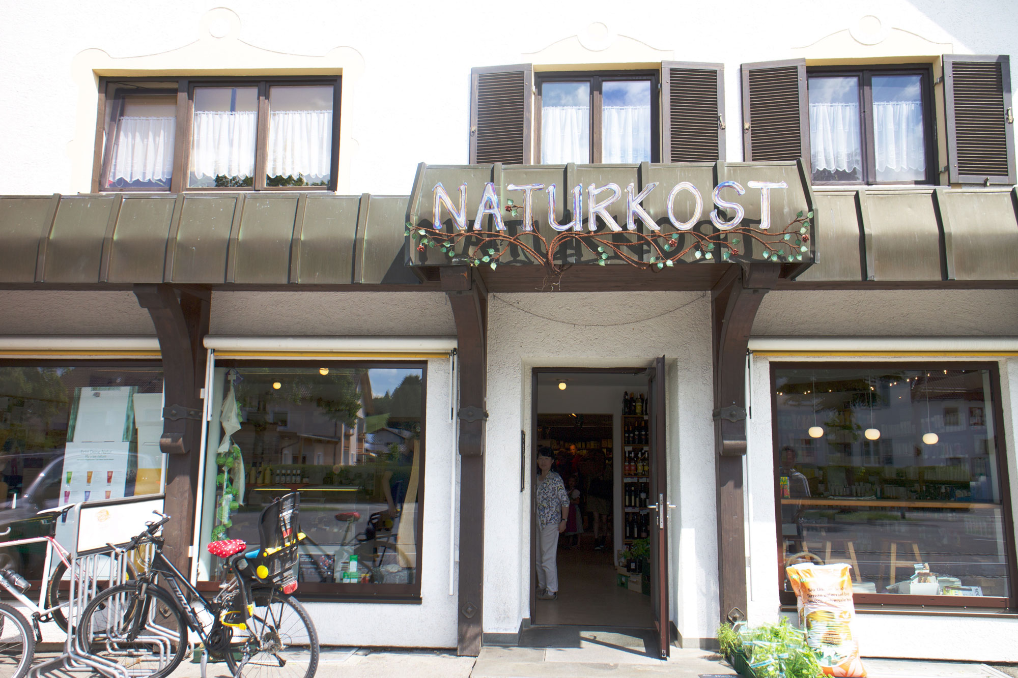 Naturkost Möllerの外観。「Nature」＝“ナチュラルな、自然の”＋「Kost」＝“食品” がお店の名前。（Photography: Mayuko Nakaishi）