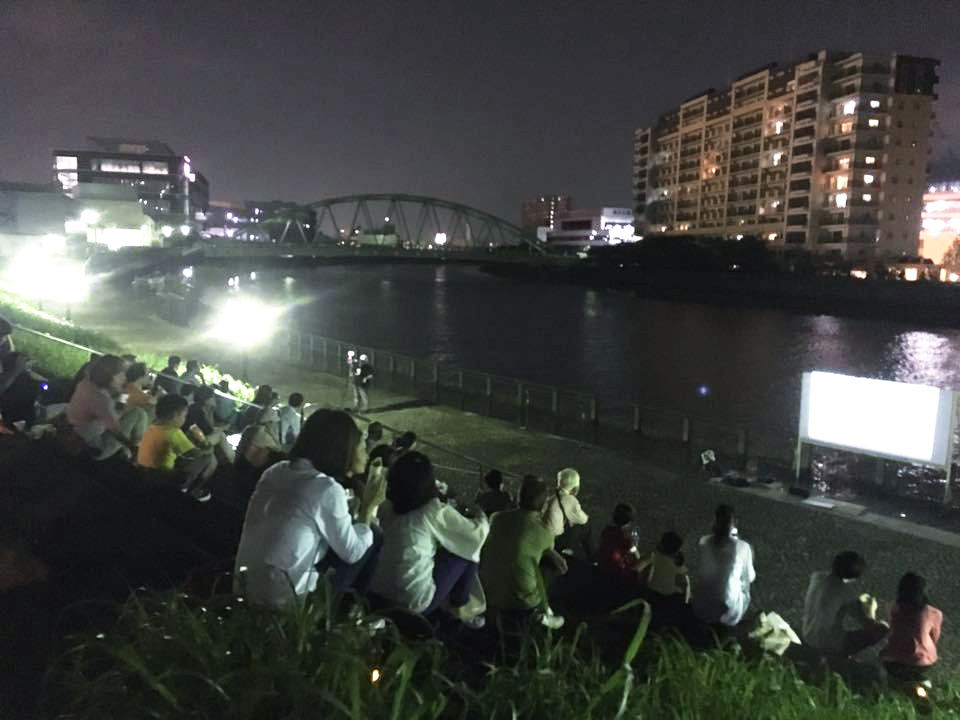 2016年9月2日、板橋区の小豆沢水上バス乗り場で開催された、第1回あずさわリバーサイドシネマ（映画『happy －しあわせを探すあなたへ』上映）。子どもたちを含め、100人近くの人が集まりました。