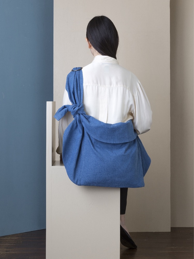 overcoat bag  肩からかけて、コートを羽織るように持ちたい、コットン100%のバッグ。（￥19,000＋税、color：blue）